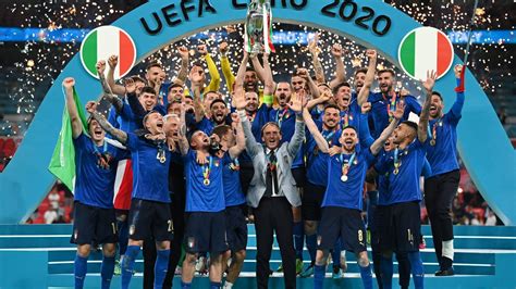  Bezprecedensowy Sukces Euro 2020 - Triumf Włochów i Nowa Era dla Squadry Azzurra