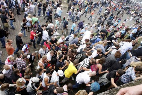 Love Parade - Traumatyczna katastrofa tłumowa w Dortmundzie i jej wpływ na niemiecką kulturę rozrywkową